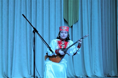 Айса Буваева – юная домбристка ДДТ – участница фестиваля-конкурса «Хамдан»