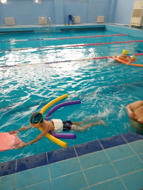 Дети с ограниченными возможностями здоровья занимаются в плавательном бассейне Дворца детского творчества.