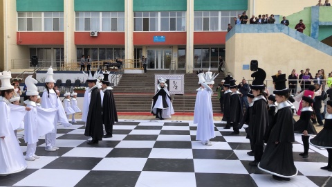 В рамках Фестиваля тюльпанов прошло красочное театрализованное представление "На шахматной планете".