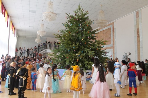 Новогоднюю елку провели для малышей Дворца детского творчества. Фоторепортаж